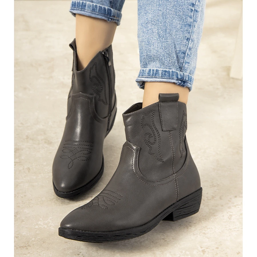 Bottes De Cowboy Isolées Grises Belda 2 Bottes De Cowboy Isolées Grises Belda – Image 2