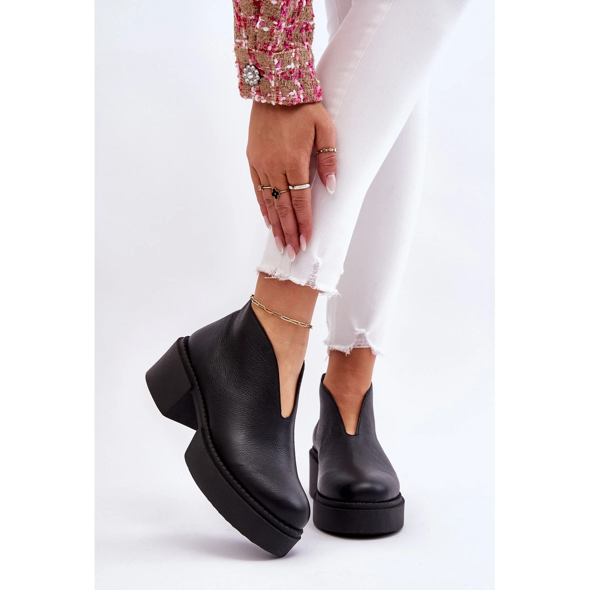 Bottes En Cuir Sur Talons Massifs Nicole 2795/056 Noir Le Noir 1 Bottes En Cuir Sur Talons Massifs Nicole 2795/056 Noir Le Noir