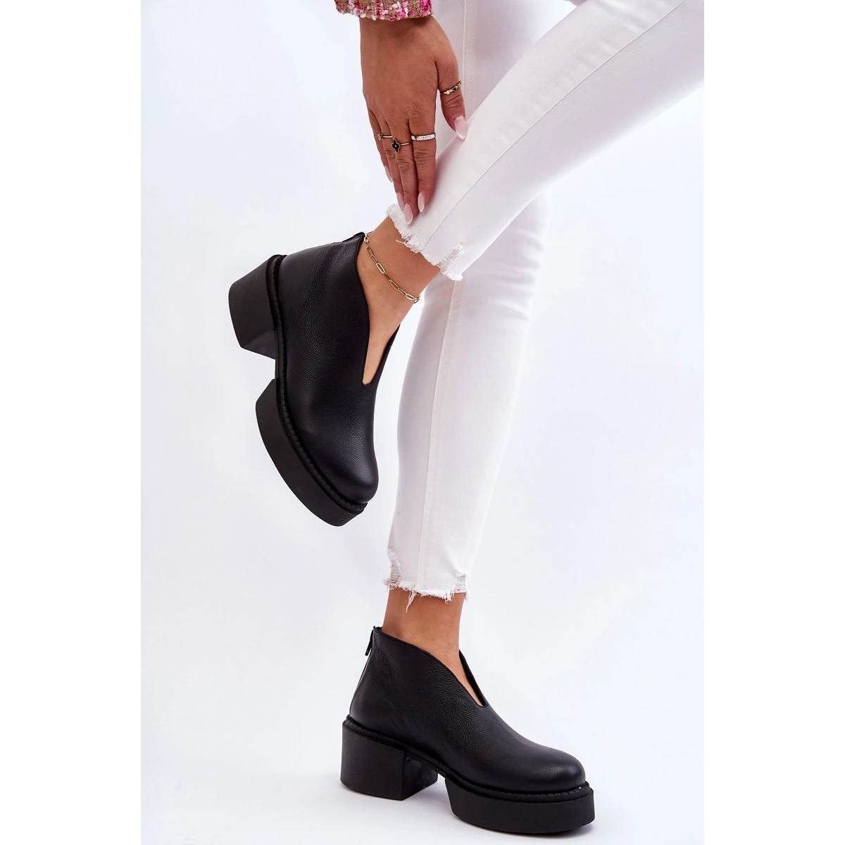 Bottes En Cuir Sur Talons Massifs Nicole 2795/056 Noir Le Noir 3 Bottes En Cuir Sur Talons Massifs Nicole 2795/056 Noir Le Noir – Image 3