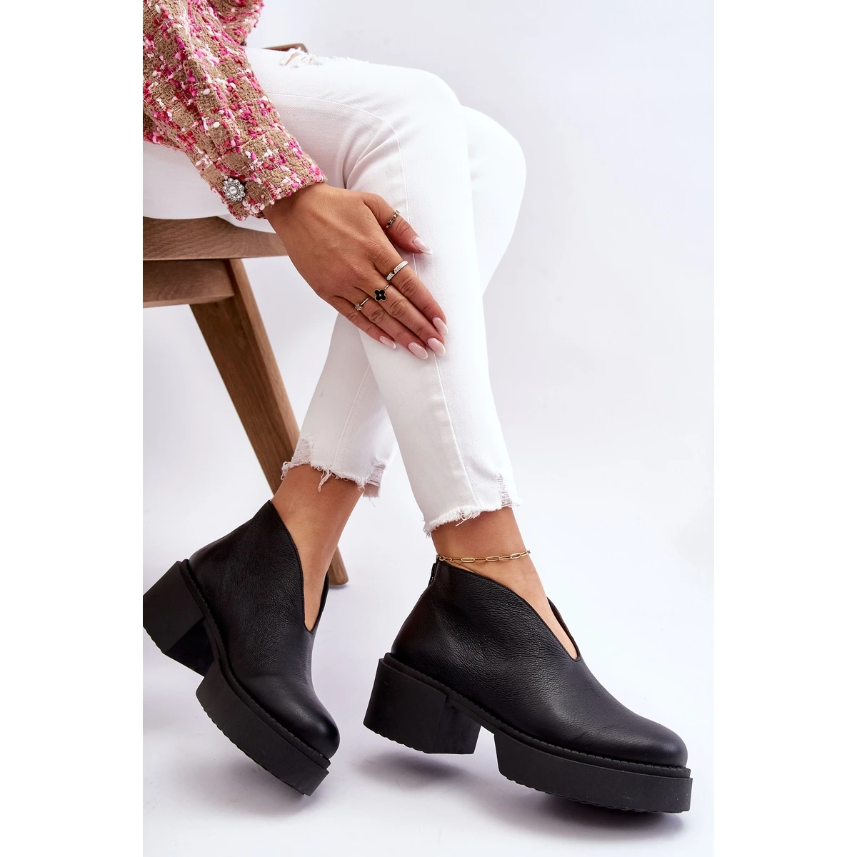 Bottes En Cuir Sur Talons Massifs Nicole 2795/056 Noir Le Noir 6 Bottes En Cuir Sur Talons Massifs Nicole 2795/056 Noir Le Noir – Image 6