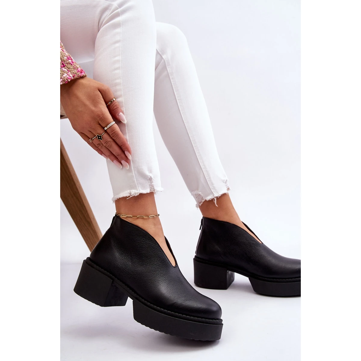 Bottes En Cuir Sur Talons Massifs Nicole 2795/056 Noir Le Noir 7 Bottes En Cuir Sur Talons Massifs Nicole 2795/056 Noir Le Noir – Image 7