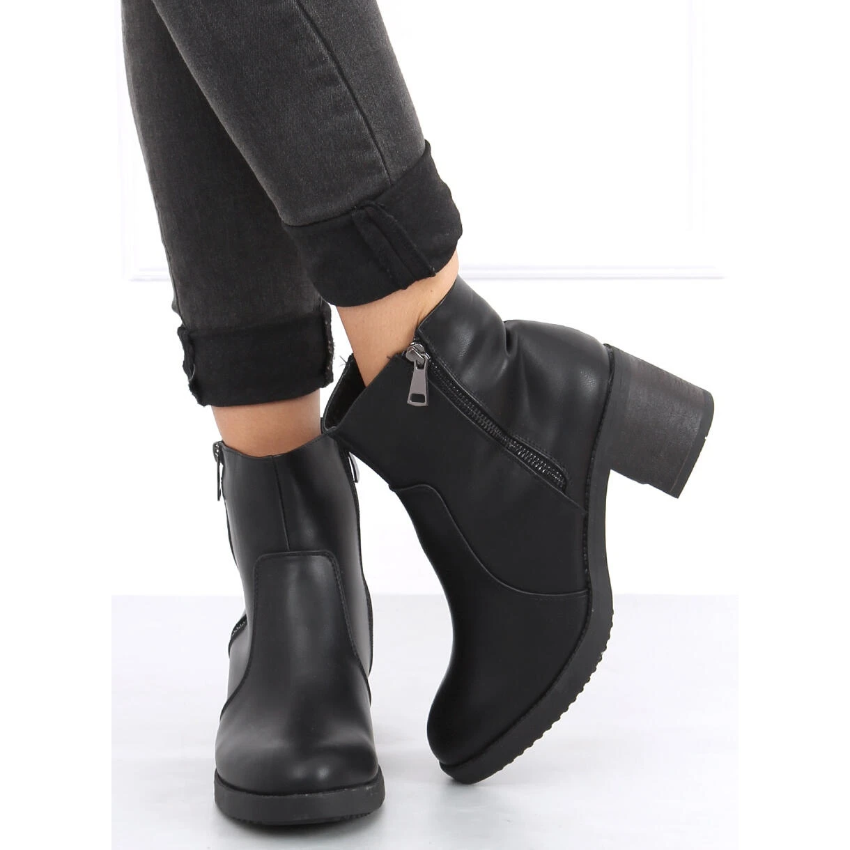 Bottes Noires à Talons Larges Forra Le Noir 2 Bottes Noires à Talons Larges Forra Le Noir – Image 2