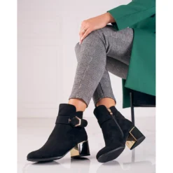 Produits populaires -Lumière Écarlate Bottes bottes pour femmes elegantes sur un poteau bas shelovet en daim ecologique le noir 2 2000x2000 1