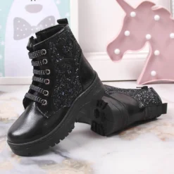 Bottes Pour Filles Brocart Isolées Noir Potocki Le Noir -Lumière Écarlate Bottes bottes pour filles brocart isolees noir potocki le noir 3 2000x2000 1