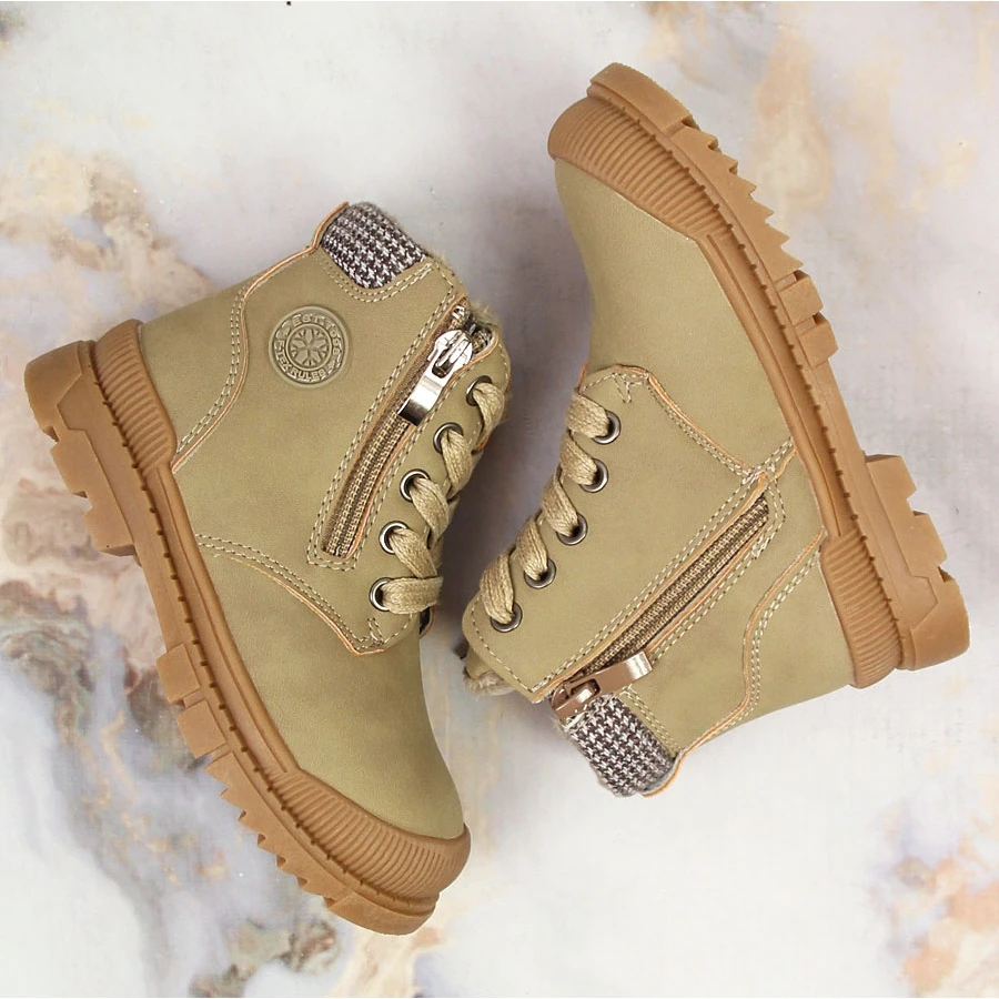 News Bottes Isolées Beiges Pour Enfants 2 News Bottes Isolées Beiges Pour Enfants – Image 2