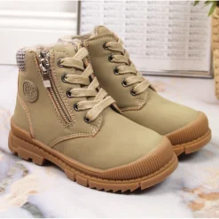 News Bottes Isolées Beiges Pour Enfants 5 News Bottes Isolées Beiges Pour Enfants -Lumière Écarlate Bottes news bottes isolees beiges pour enfants 3 2000x2000 1