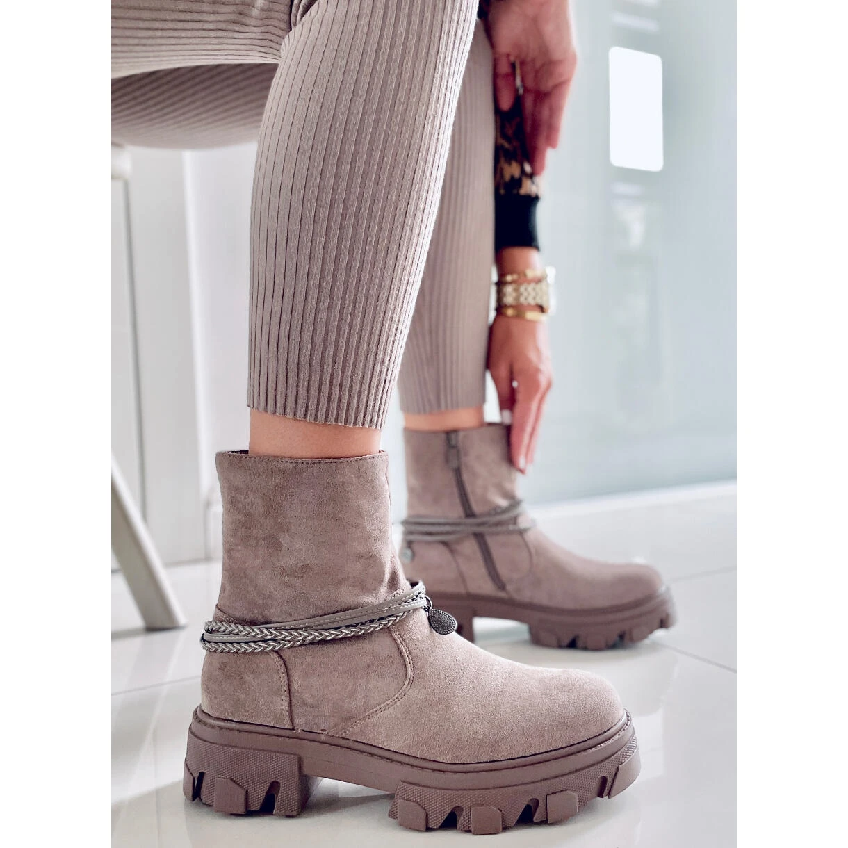 PA1 Bottes Plates Connie Taupe Beige 5 PA1 Bottes Plates Connie Taupe Beige – Image 5