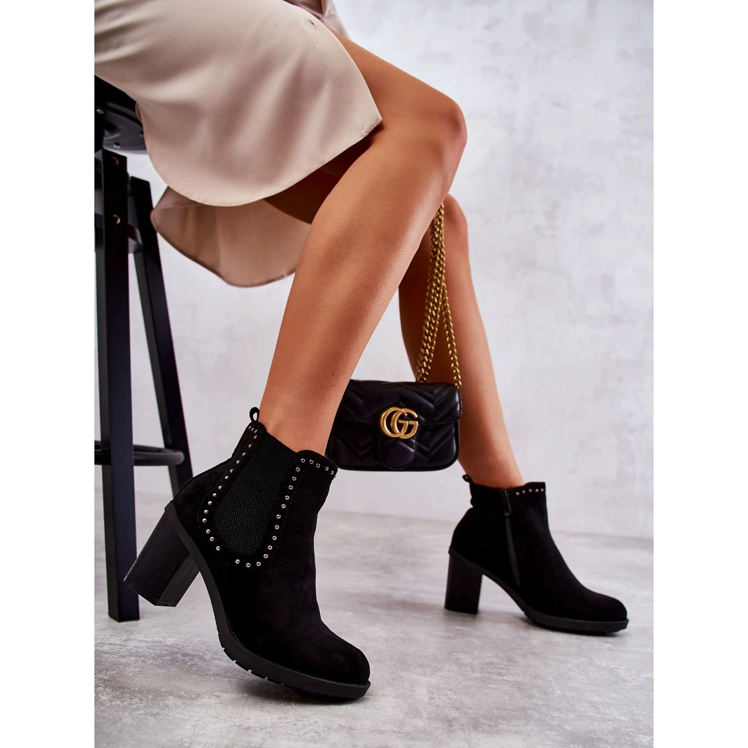 PG1 Bottes En Daim Noir Cambia Avec Clous Sur Un Poteau Le Noir 4 PG1 Bottes En Daim Noir Cambia Avec Clous Sur Un Poteau Le Noir – Image 4