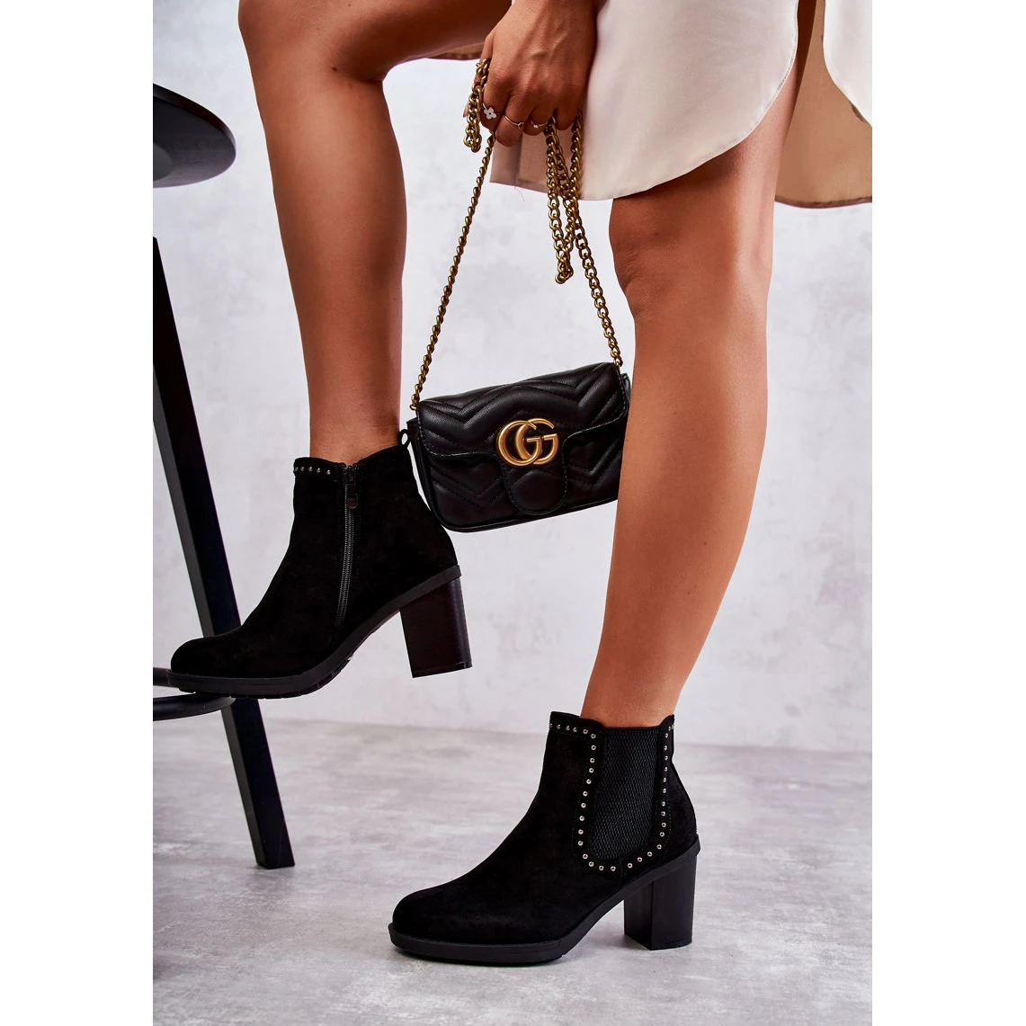 PG1 Bottes En Daim Noir Cambia Avec Clous Sur Un Poteau Le Noir 5 PG1 Bottes En Daim Noir Cambia Avec Clous Sur Un Poteau Le Noir – Image 5