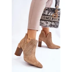 PM1 Bottes à Talons Ajourés En Daim à La Mode Beige Genevi -Lumière Écarlate Bottes pm1 bottes a talons ajoures en daim a la mode beige genevi 5 2000x2000 1