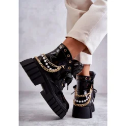 PM1 Bottes Chaudes Laquées Avec Chaîne Noir Karoline Le Noir 13 PM1 Bottes Chaudes Laquées Avec Chaîne Noir Karoline Le Noir -Lumière Écarlate Bottes pm1 bottes chaudes laquees avec chaine noir karoline le noir 5 2000x2000 1