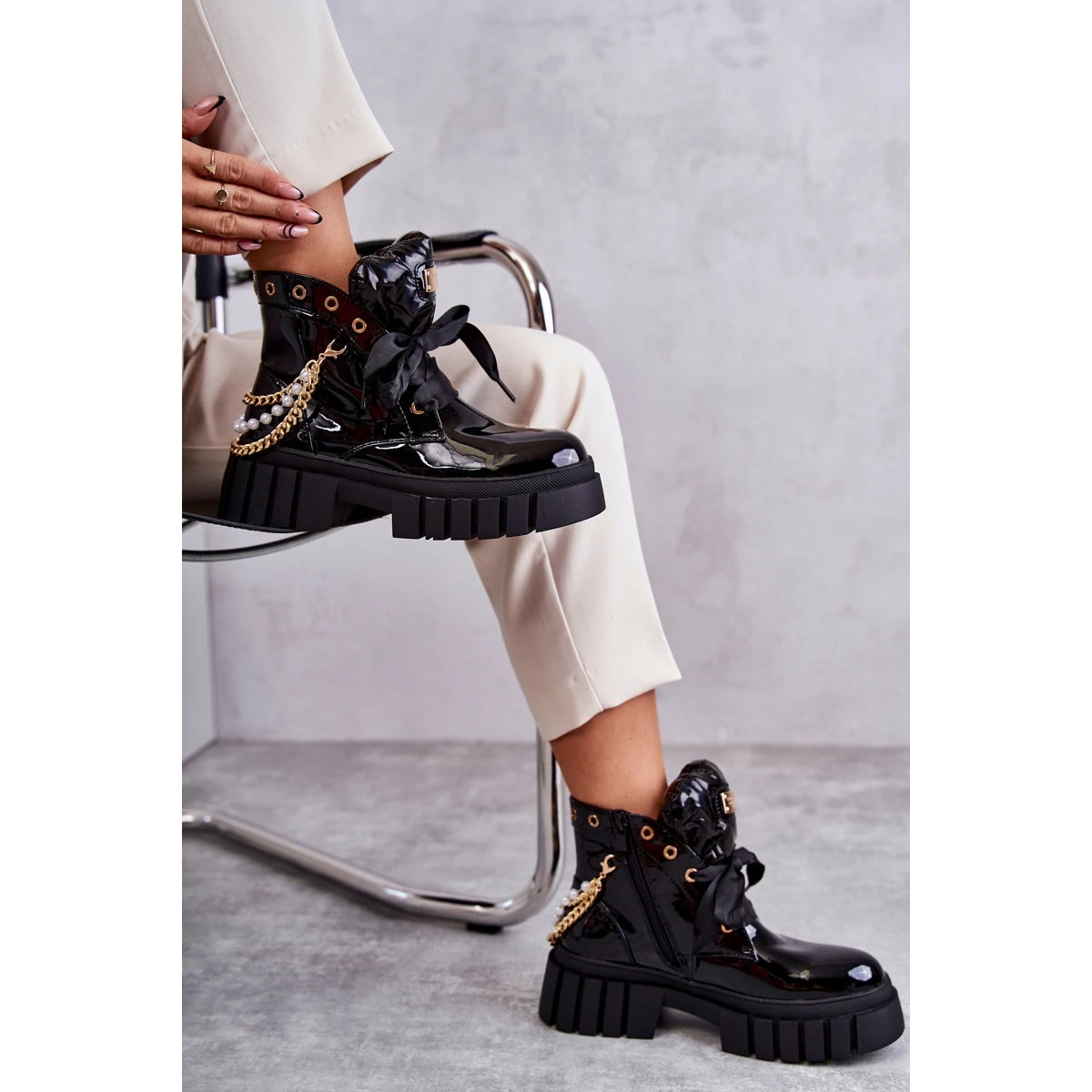 PM1 Bottes Chaudes Laquées Avec Chaîne Noir Karoline Le Noir 8 PM1 Bottes Chaudes Laquées Avec Chaîne Noir Karoline Le Noir – Image 8