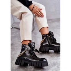 PM1 Bottes Chaudes Laquées Avec Chaîne Noir Karoline Le Noir 17 PM1 Bottes Chaudes Laquées Avec Chaîne Noir Karoline Le Noir -Lumière Écarlate Bottes pm1 bottes chaudes laquees avec chaine noir karoline le noir 9 2000x2000 1