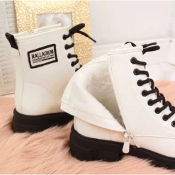 S.Barski Bottes Blanches Pour Filles Isolées Par S. Bararski -Lumière Écarlate Bottes s barski bottes blanches pour filles isolees par s bararski 3 2000x2000 1