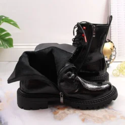 S.Barski Bottes Isolantes En Cuir Verni Noir Par S. Barski Le Noir 11 S.Barski Bottes Isolantes En Cuir Verni Noir Par S. Barski Le Noir -Lumière Écarlate Bottes s barski bottes isolantes en cuir verni noir par s barski le noir 6 2000x2000 1